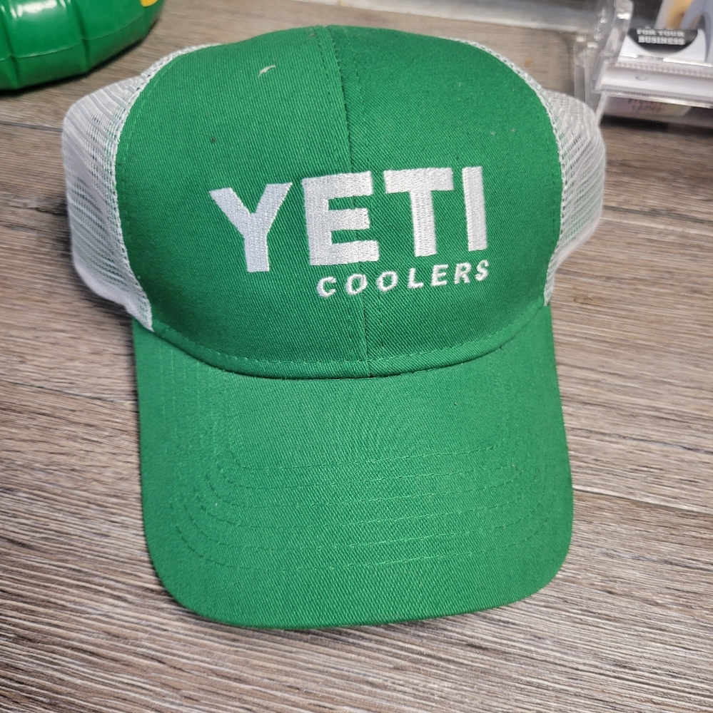 Yeti Coolers Hat Cap Snap Back Men’s Green White Vented Mesh‎ Trucker Adjustable